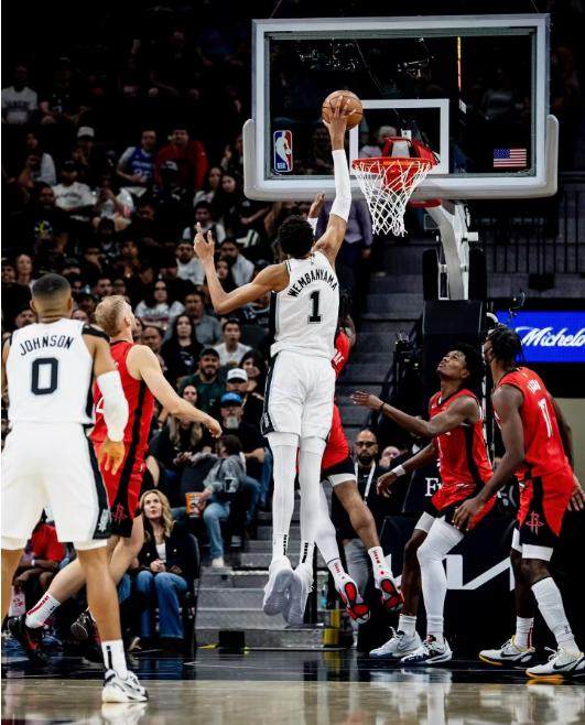 开云体育APP下载-【现场】马刺主场首战险胜火箭 球员球迷憧憬新赛季