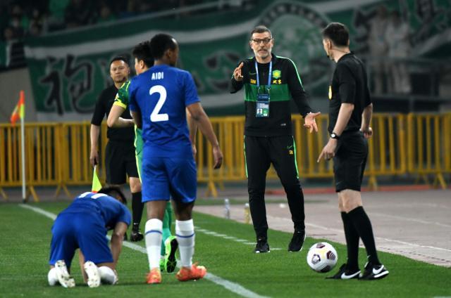 连续遭上海双雄高空轰炸 国安摇滚主帅谱好战曲？