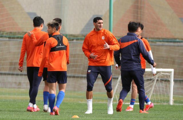 开云体育入口-泰山集结石柯伤愈跟队合练 5大新援融入成第1课题