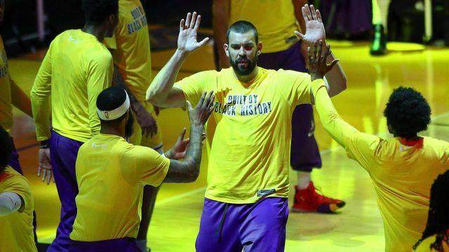 开云体育APP下载-36岁的小加遭遇中年危机，年轻人抢走他的工作岗位